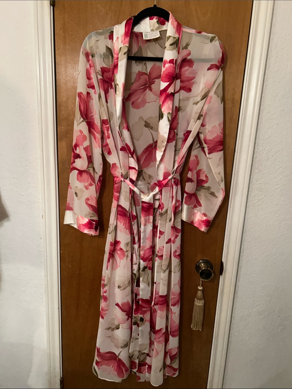 Women’s beautiful Sheer Floral Long Robe with Belt - Pink & Cream. Great shape.L
